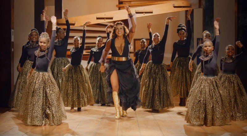 Daniela Mercury homenageia Ilê Aiyê no clipe de “Pantera Negra Deusa”