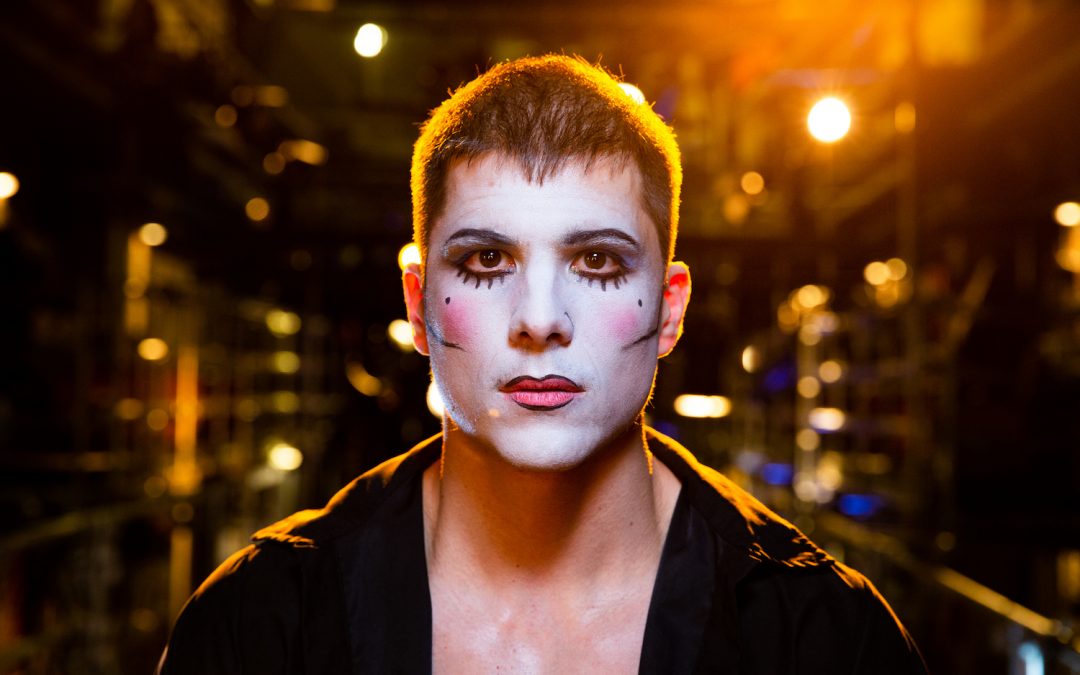Rodrigo Vellozo se agarra a questionamentos existenciais no clipe de “Não Canto em Vão”