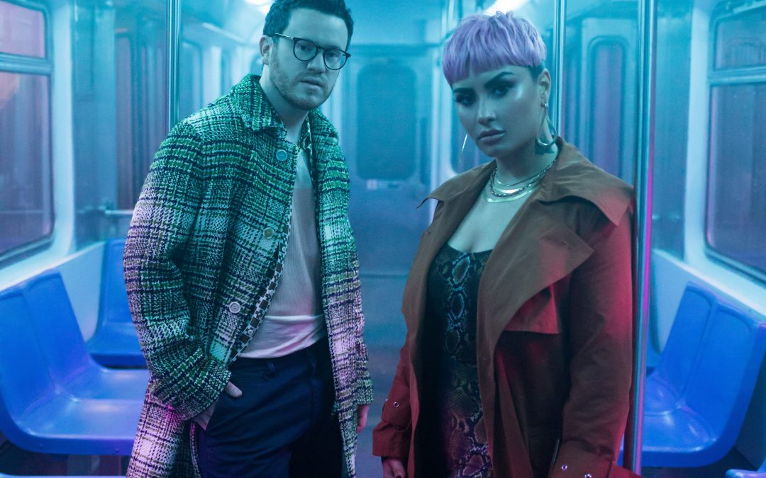 Sam Fischer e Demi Lovato trazem pressões da sociedade no clipe “What Other People Say”