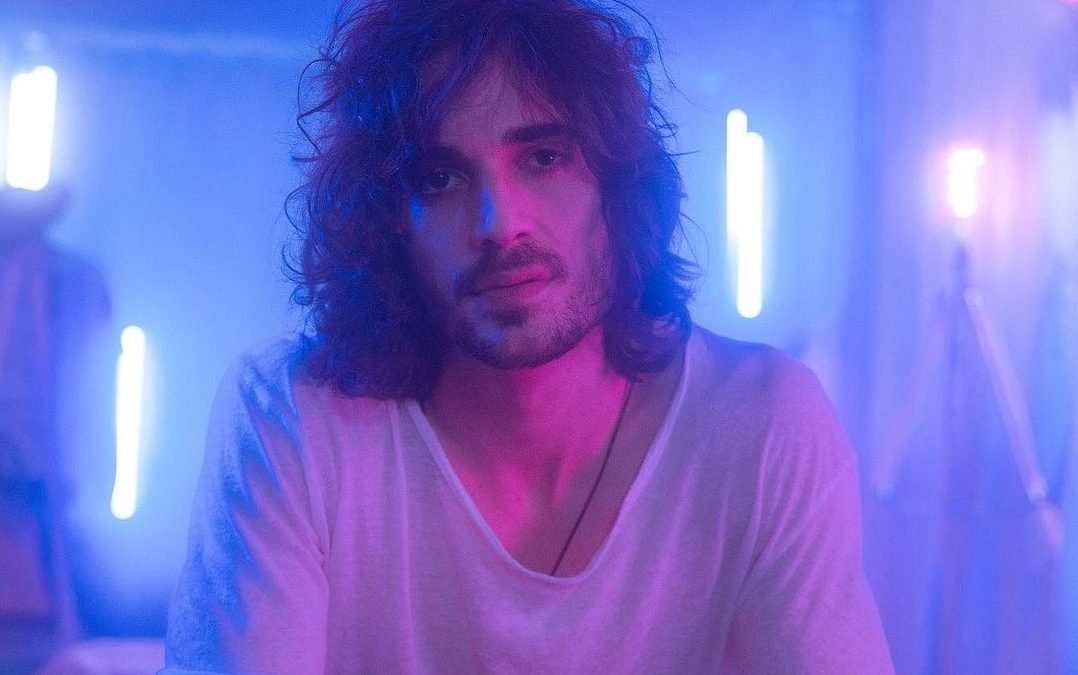 Fiuk mergulha no reencontro de uma paixão antiga no clipe “Amor da Minha Vida”