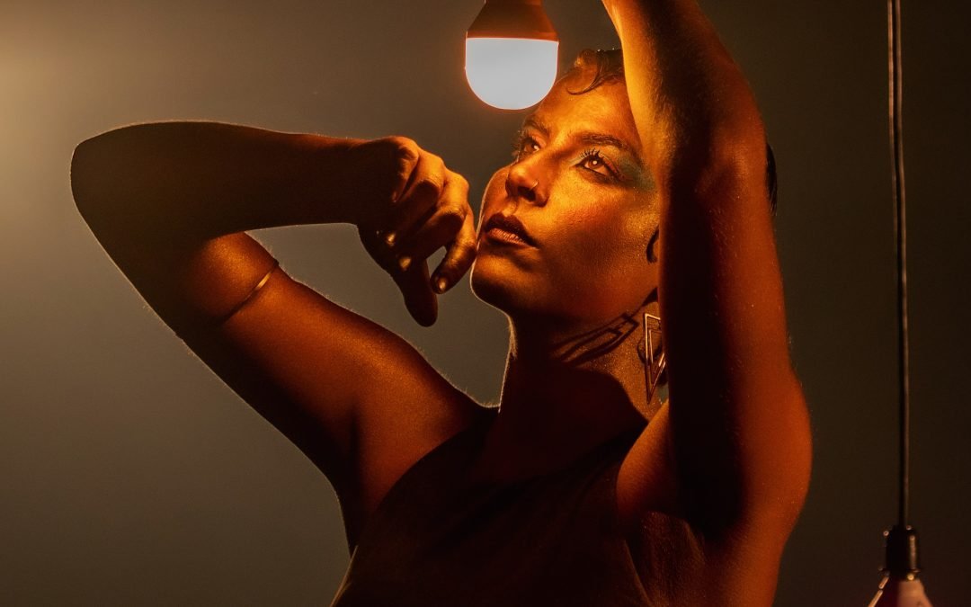 Com referências sensoriais ao desejo, Serena lança o clipe “Dengo”