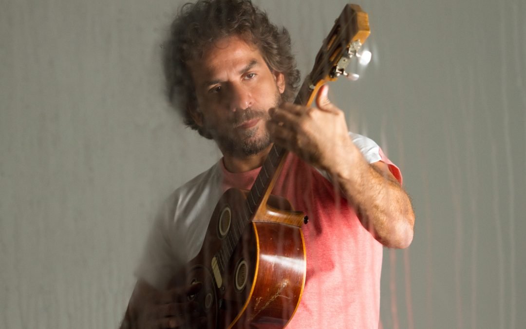 “REFAZENDA”, CLÁSSICO DE GILBERTO GIL, GANHA HOMENAGEM DE FERNANDO CANECA