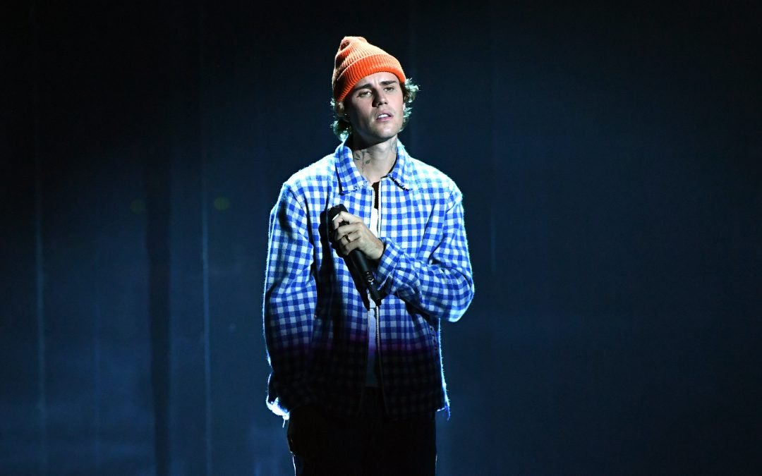 JUSTIN BIEBER LANÇA CLIPE “HOLD ON” – “O SOFRIMENTO, A INJUSTIÇA E A DOR PODEM DEIXAR AS PESSOAS DESAMPARADAS”