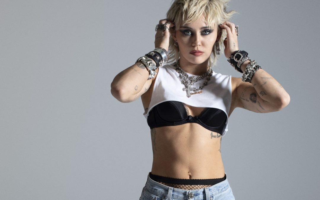 MILEY CYRUS REÚNE PROFISSIONAIS DA SAÚDE NO CLIPE “ANGELS LIKE YOU”