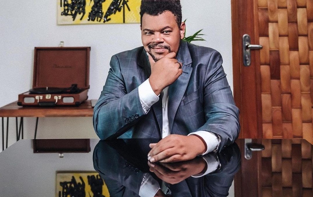 BABU SANTANA LANÇA SEU PRÓPRIO SELO MUSICAL E CLIPE DO SINGLE “PRIORIDADES PRA QUEM?”