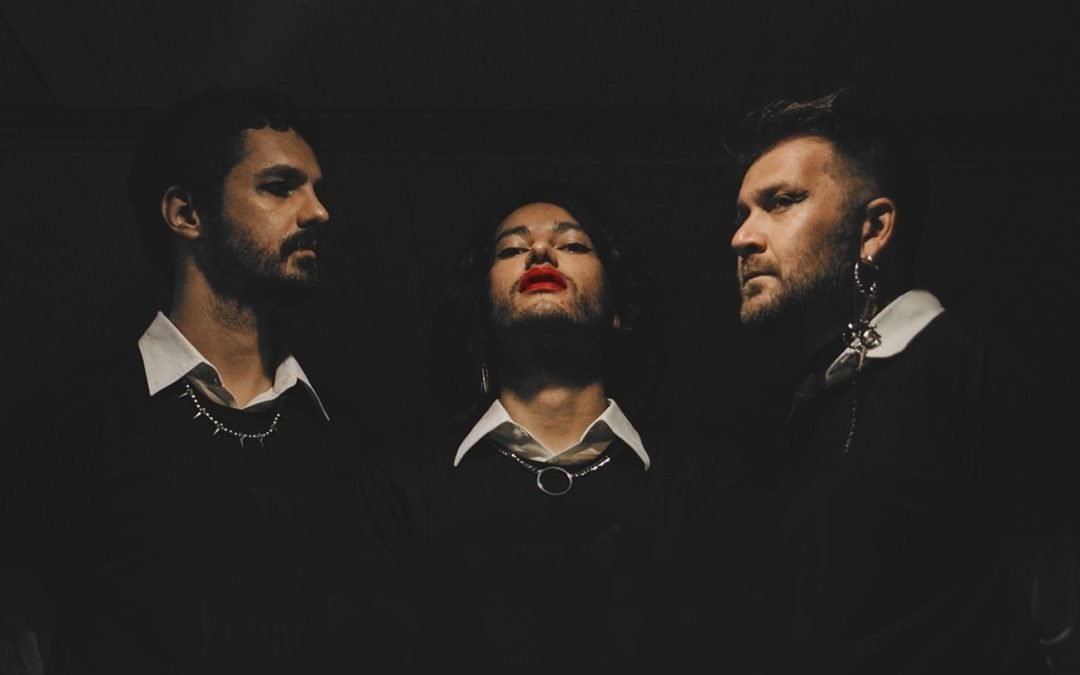 OS AMANTES FALAM DE VISÃO EGOÍSTA E AMOR EGOCÊNTRICO NO SINGLE “BYE!”