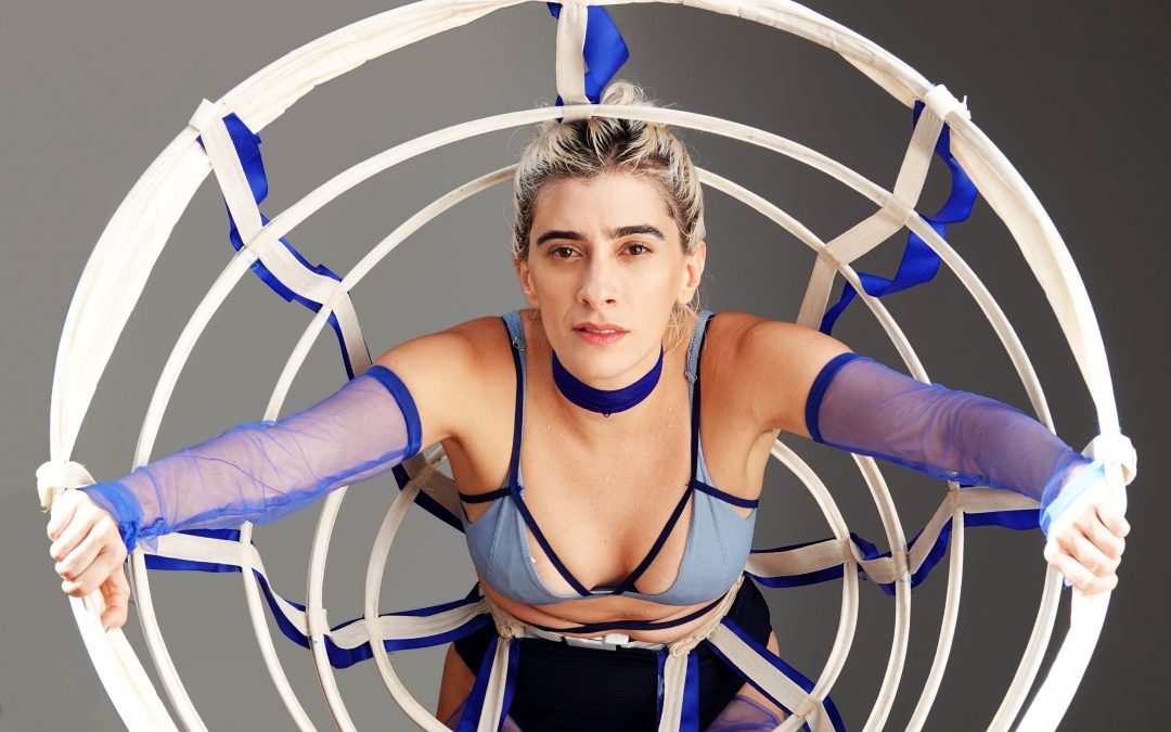 JULIANA LINHARES FALA DA BUSCA PELO SUCESSO NO CLIPE DE “BOMBINHA”