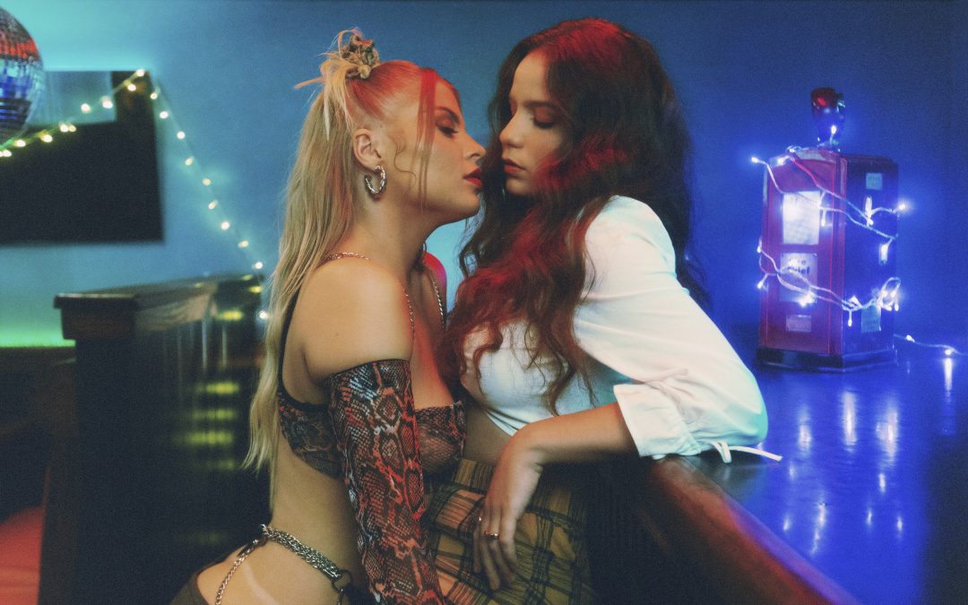 CAROL BIAZIN E LUÍSA SONZA SE ENTREGAM NO CLIPE “TENTAÇÃO”