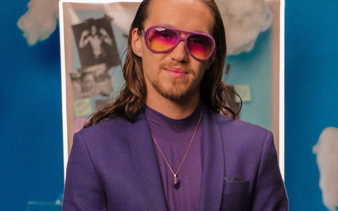 O CUPIDO VITOR KLEY ATACA NO CLIPE DE “ANJO OU MULHER”