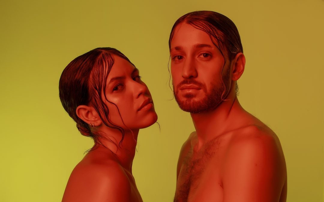 O DUO MATEO E LUÊ FALAM DO TESÃO DO PRIMEIRO BEIJO NO CLIPE “BEIJO DE MD”