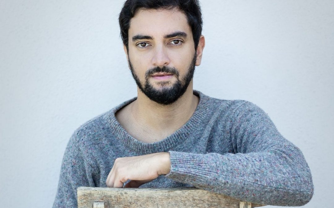 DIEGO TAVARES APRESENTA DE FORMA INTIMISTA O CLIPE DE “ANTES DO DIA DE FATO COMEÇAR”