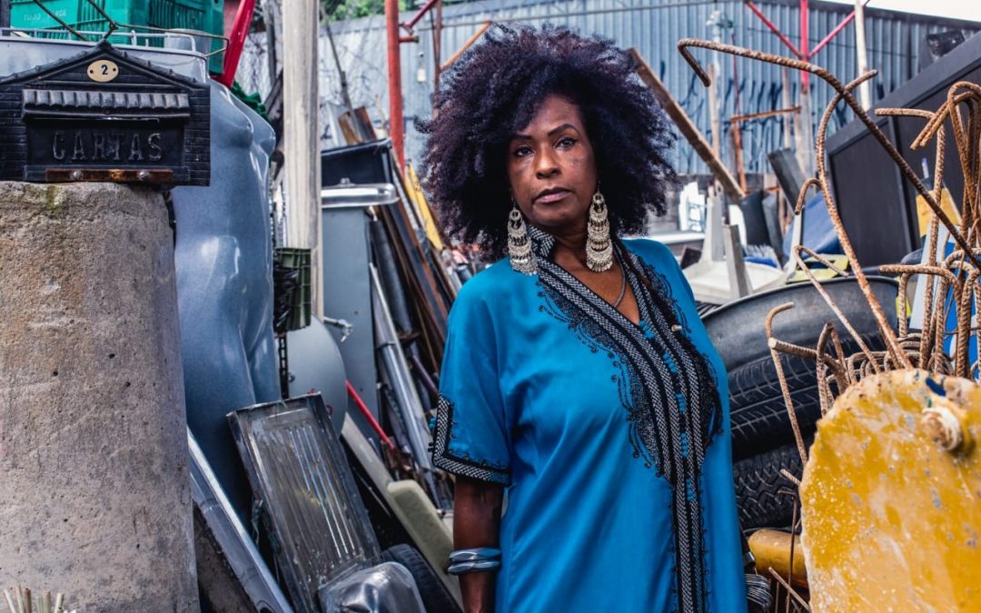 IZZY GORDON TRANSBORDA CLIMA DE JAZZ NO CLIPE “A VINGANÇA”