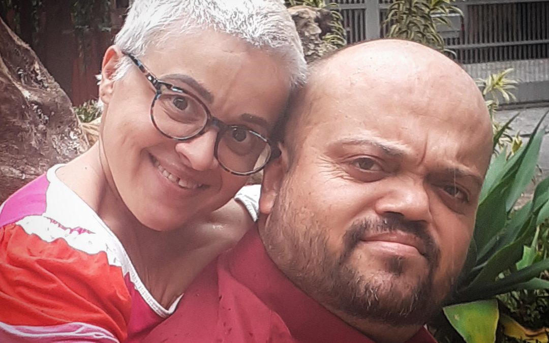 PRISCILA MENUCI E LEONARDO COLEN DRIBLAM BARREIRAS DO NANISMO E CONSOLIDAM CASAMENTO DURADOURO