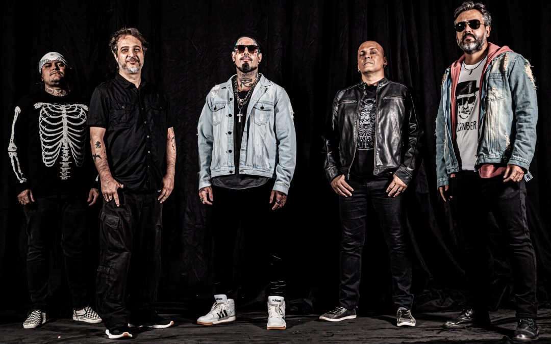 DETONAUTAS ROQUE CLUBE LANÇA “ÁLBUM LARANJA” COM VÁRIAS CRÍTICAS AO ATUAL GOVERNO BRASILEIRO
