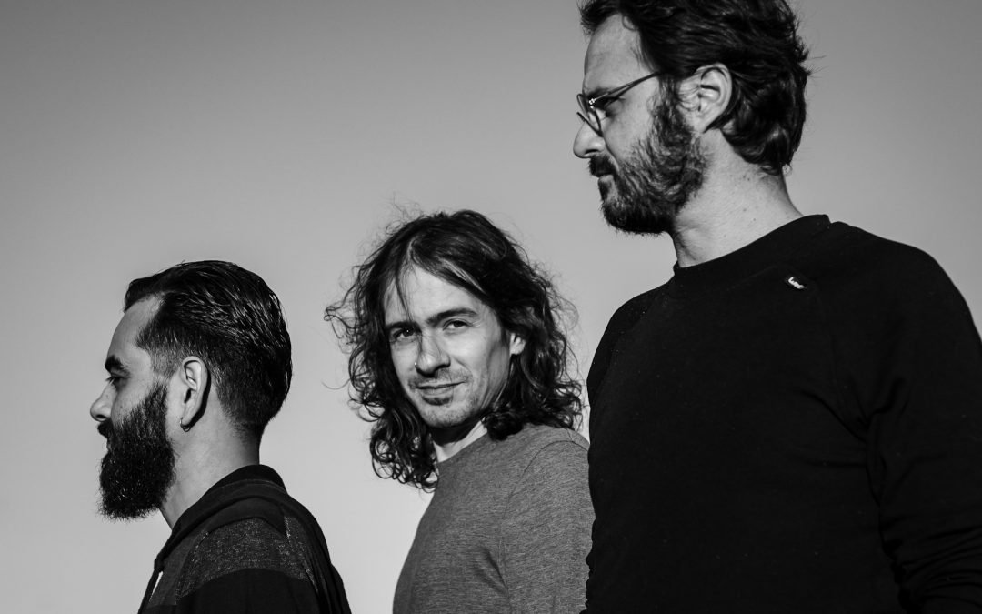 DUAS BANDAS, DOIS CLIPES, MESMA EQUIPE E UMA SÓ MADALENA