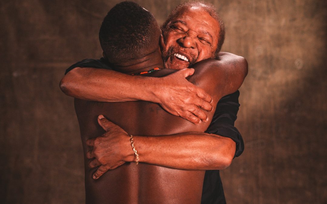 MARTINHO DA VILA E DJONGA EMANAM UM CANTO DE ESPERANÇA NA CANÇÃO “ERA DE AQUARIUS”