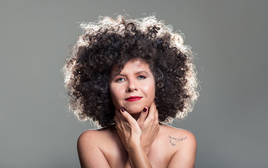 ROBERTA CAMPOS SE ABRE PARA NOVOS GÊNEROS NO ÁLBUM “O AMOR LIBERTA”