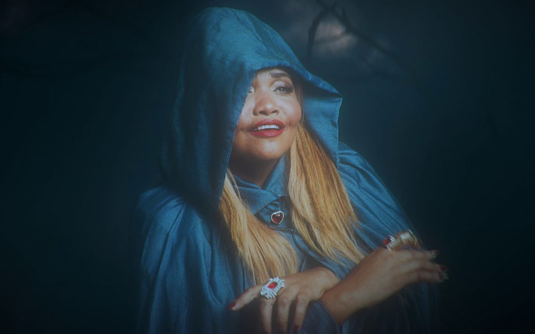 “SANGRANDO” NOVO CLIPE DE GABY AMARANTOS PROVA QUE ROMEU E JULIETA PODEM SER UMA DRAG QUEEN E UMA MULHER PRETA