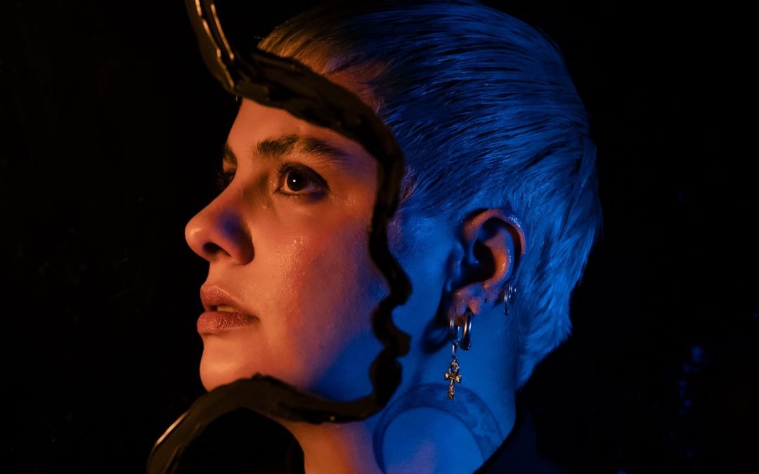 JU STRASSACAPA, VOCALISTA DA FRANCISCO, EL HOMBRE, ADOTA NOME ARTÍSTICO LAZÚLI EM CARREIRA SOLO