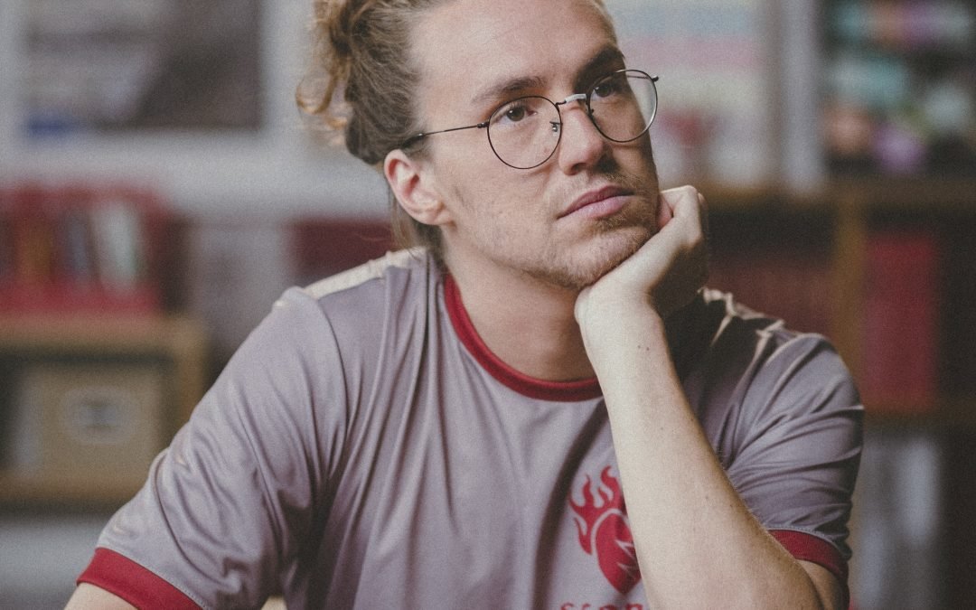 VITOR KLEY CELEBRA NOVO MOMENTO DA CARREIRA COM O CLIPE ROCK N’ ROLL DE “O AMOR MACHUCA DEMAIS”