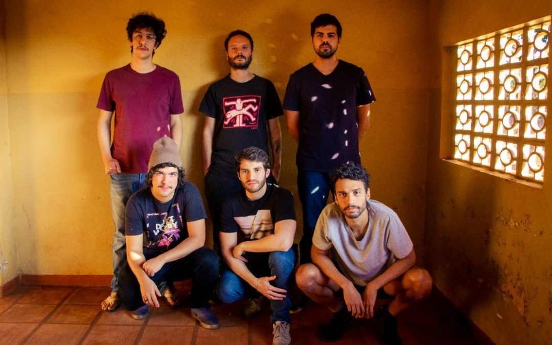 OS ÚLTIMOS ESCOLHIDOS DO FUTEBOL LANÇAM O ACOLHEDOR CLIPE DE “LAR” COM PRODUÇÃO DE PAULO NOVAES