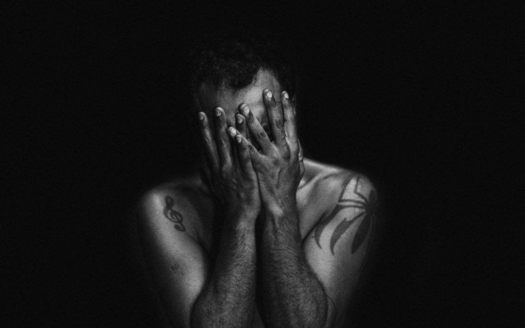 CAIAN CONTA HISTÓRIA DE AMOR AUTOBIOGRÁFICO NO ÁLBUM “PAIXÃO E OUTRAS DROGAS”