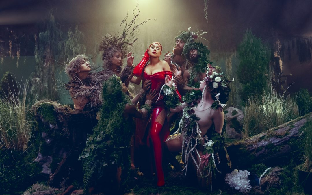 CHRISTINA AGUILERA LANÇA O CLIPE DE “SANTO” COM OZUNA E O ÁLBUM “LA FUERZA”