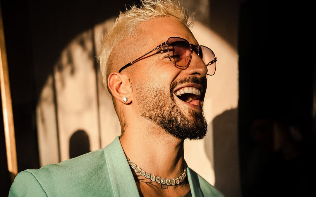 APÓS ESTRELAR CAMPANHA DA VERSACE MEN, MALUMA DIVULGA CLIPE DE “COSITAS DE LA USA”