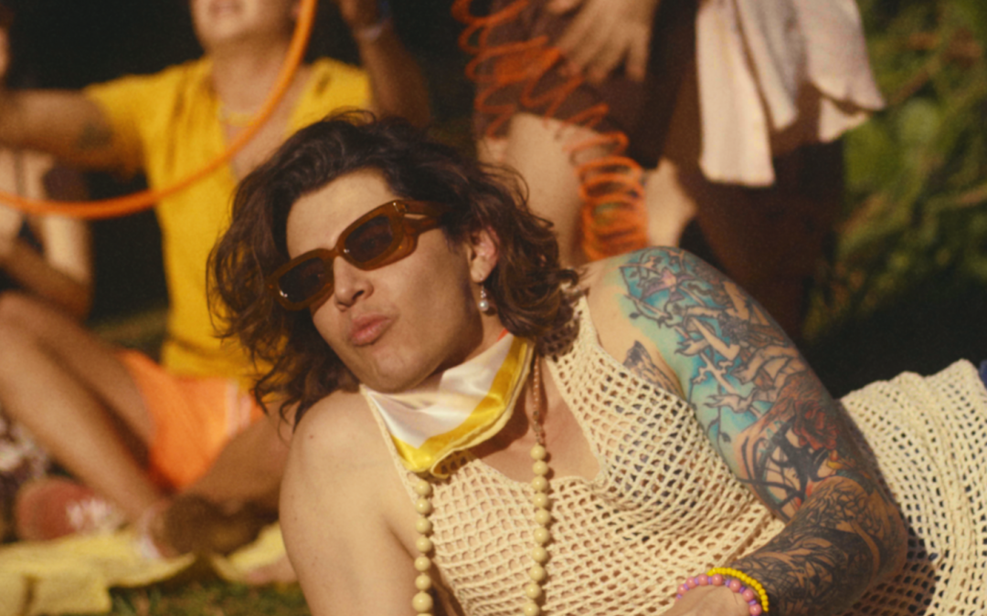 LEANDRO FERRAZ IMPRIME UMA ESTÉTICA VINTAGE NO CLIPE DE “LARANJA”, SINGLE QUE ABRE O ÁLBUM “ALGUMAS CERTEZAS”