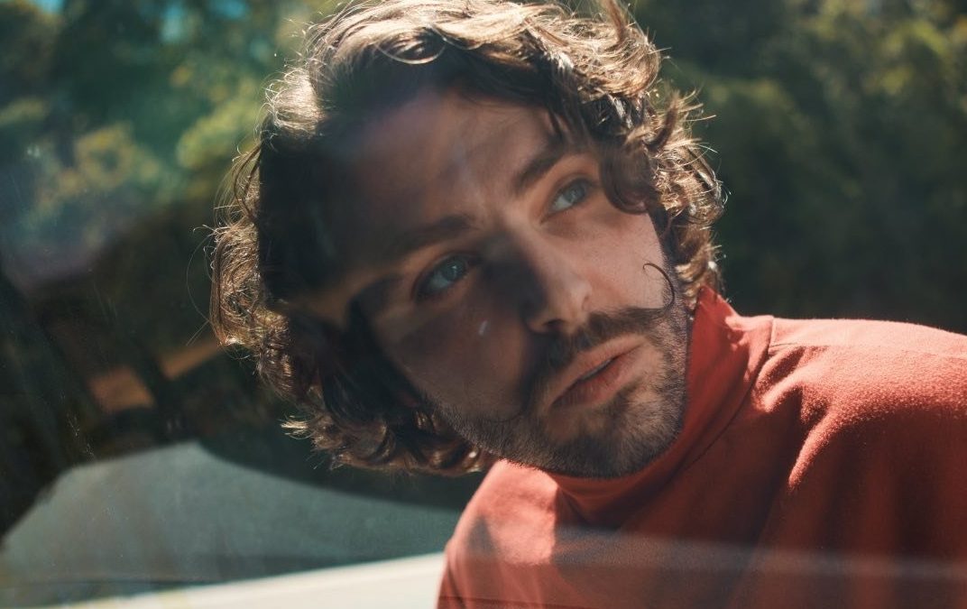 LUCAS SFAIR LANÇA CLIPE DO SINGLE “MERDA”, INSPIRADO NO MEME DO PATRIOTA DO CAMINHÃO