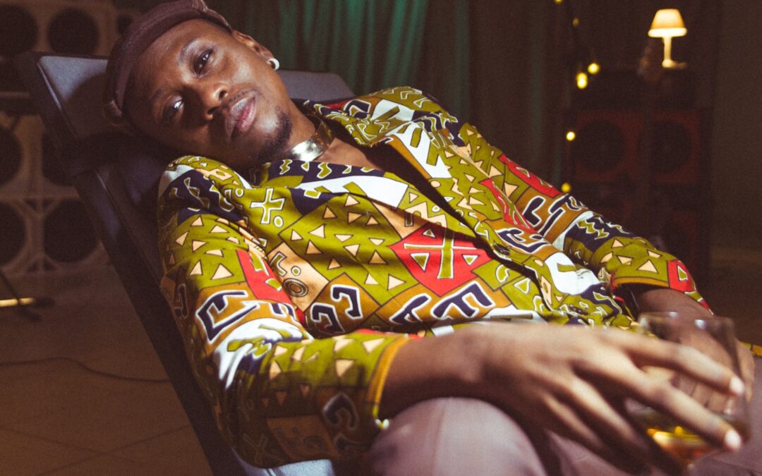 RINCON SAPIÊNCIA USA LINGUAGENS DE AFROBEATS E RAÍZES DO POP AFRICANO NO CLIPE DE “XONA” QUE ANTECEDE NOVO ÁLBUM