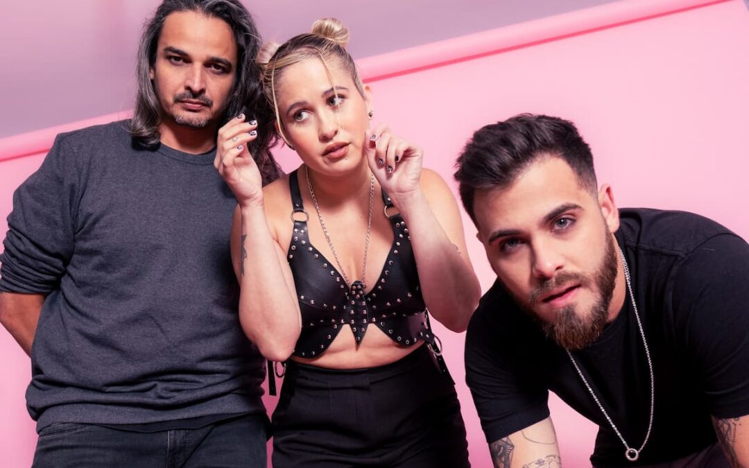 PLUTÃO JÁ FOI PLANETA LANÇA “EM TODO CANTO” E “TREMEU MINHA SOLIDÃO”, SINGLES QUE ANTECEDEM O TERCEIRO ÁLBUM DO TRIO