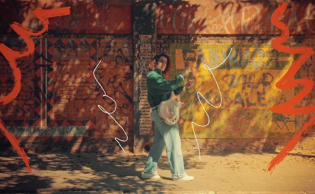 LEANDRO FERRAZ PASSEIA POR SÃO PAULO NO CARISMÁTICO CLIPE DE “CORAÇÃO”