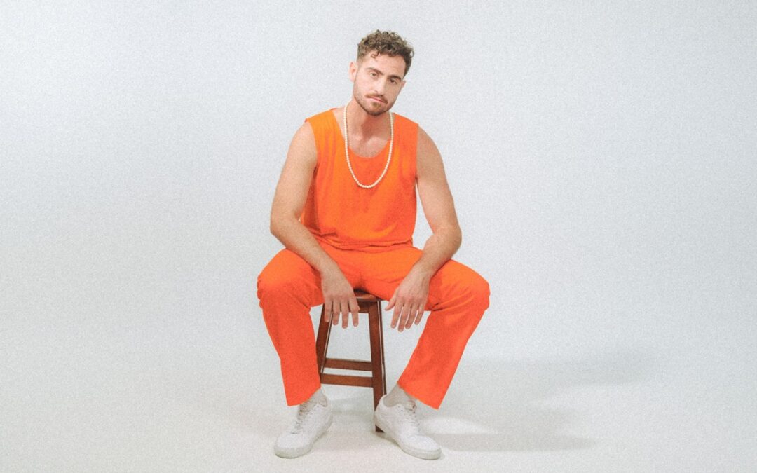 “SONHANDO ACORDADO”, NOVO SINGLE DE CED, FALA SOBRE UM AMOR AFETADO PELA MUDANÇA NA VIDA DO CANTOR
