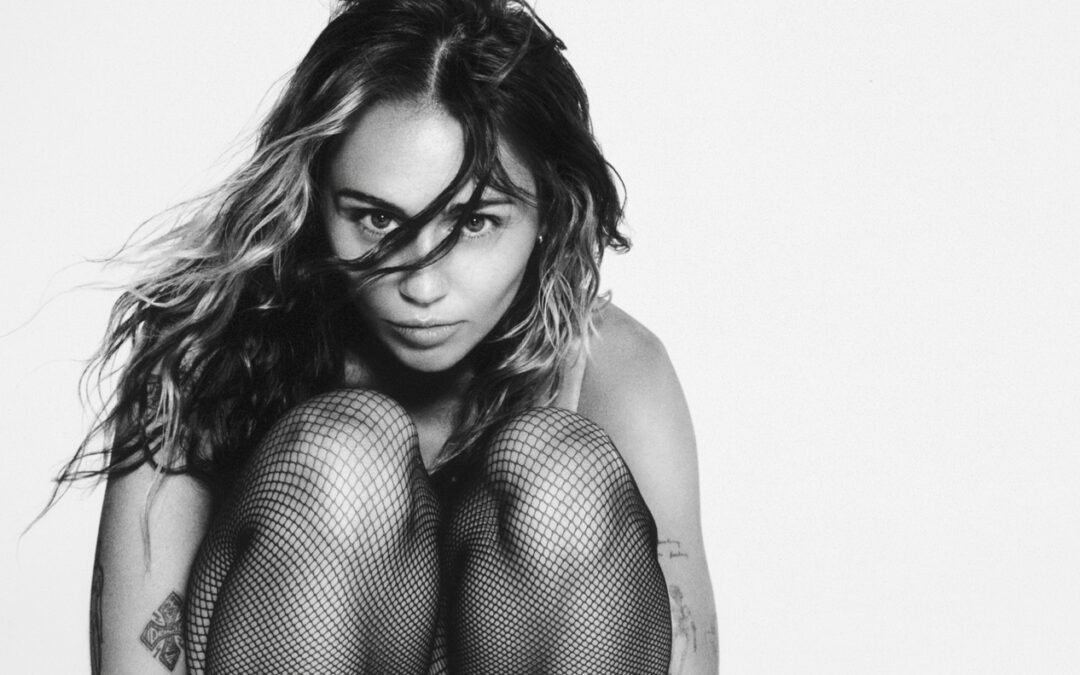 “É SOBRE HONRAR QUEM EU FUI, AMANDO E CELEBRANDO QUEM ME TORNEI”, DIZ MILEY CYRUS SOBRE “USED TO BE YOUNG”