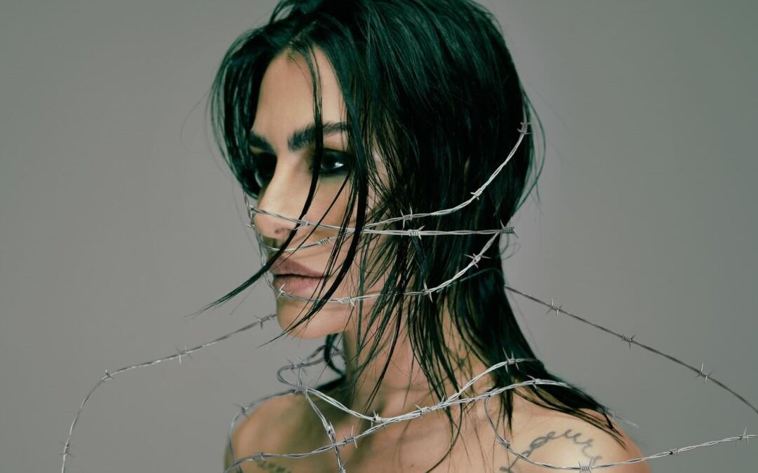 “É A TRADUÇÃO DO SENTIR A DOR EM TODAS AS SUAS ESFERAS”, DIZ CLEO SOBRE “DARK POP”, SEU PRIMEIRO ÁLBUM MUSICAL