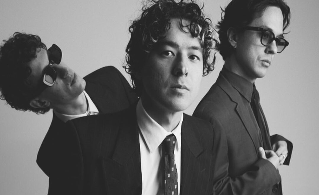 O TRIO DE INDIE ROCK AUSTRALIANO LAST DINOSAURS RETORNAM COM O NOVO SINGLE “AFTERLIFE”