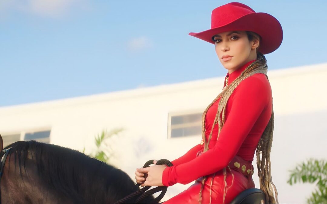 SHAKIRA SE UNE À FUERZA REGIDA NA CATIVANTE CANÇÃO REGIONAL MEXICANA “EL JEFE”. ASSISTA