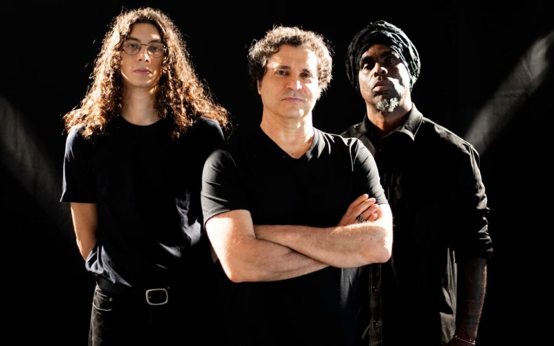 “FREJAT TRIO AO VIVO” TRAZ VERSÕES INÉDITAS, INCLUINDO FAIXAS NUNCA GRAVADAS PELO CANTOR E COMPOSITOR