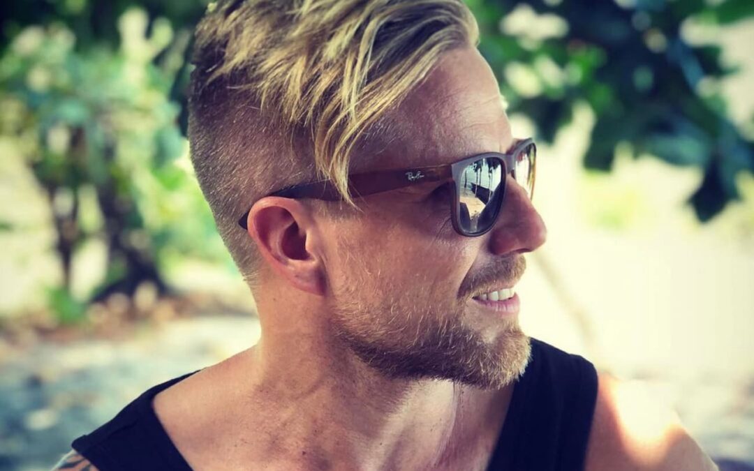 JAN THOMASSEN ABORDA SOBRE O VÁCUO QUE O LUTO FAZ NA VIDA DE UMA PESSOA NO SINGLE “SUNDAY NIGHT”
