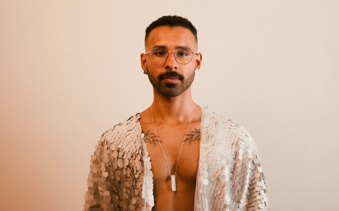 SOLTANDO O VERBO SOBRE AMOR E DESEJO, MATHEUS TEIXEIRA LANÇA O EP “MAIS BONITO NA SUA BOCA” E O CLIPE DE “NÃO DEMORA”
