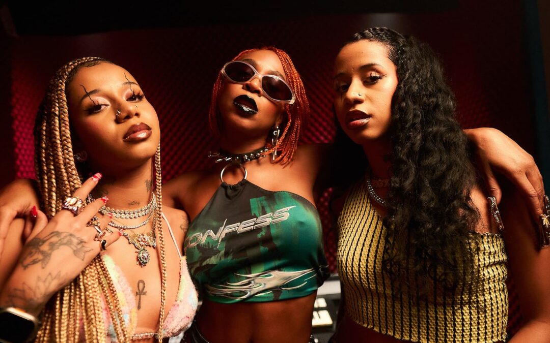 “PEGA TODA ESSA POTÊNCIA, MULTIPLICA E SOMA”, CANTA KAROL CONKÁ NO CLIPE DE “NEGONA”, PARCERIA COM AS IRMÃS TASHA & TRACIE