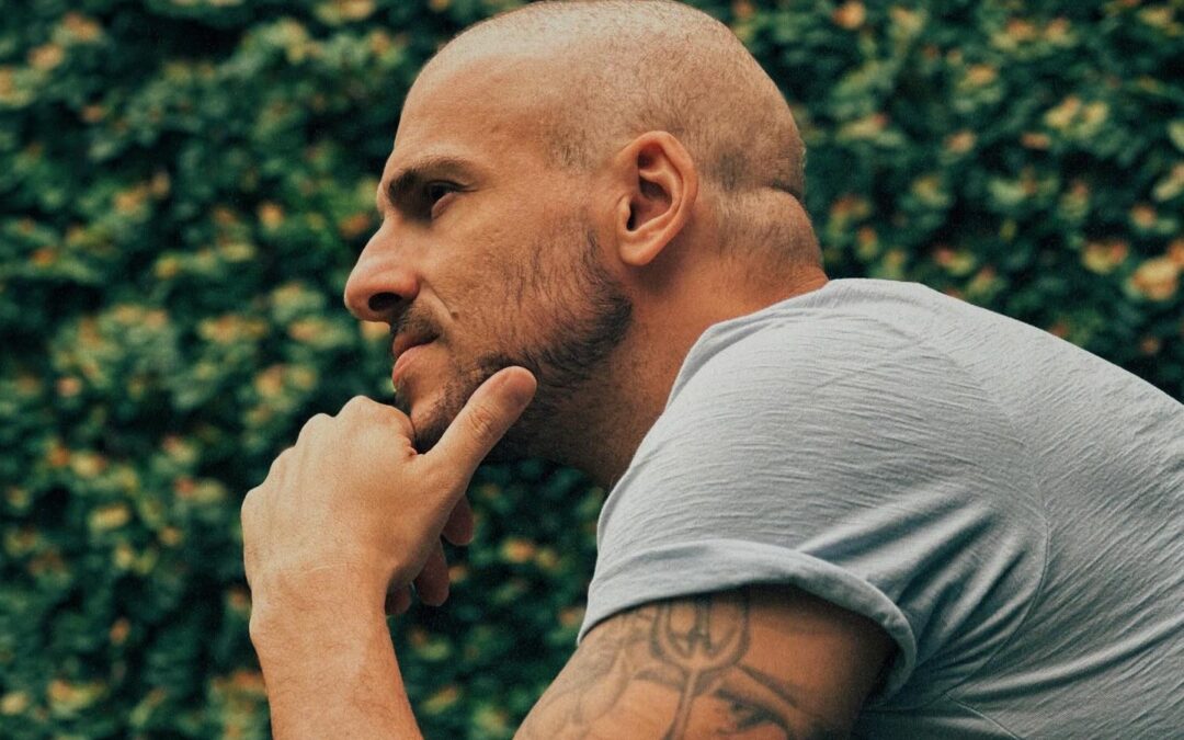 JOÃO MAR EXALA POSITIVIDADE E ENTRA EM SINTONIA COM A ATMOSFERA  DO VERÃO COM O SINGLE “NO AZUL DO TEU OLHAR