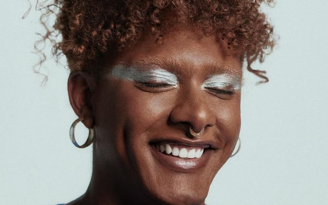 LINIKER ENCERRA CICLO COM EXCELÊNCIA COM A VERSÃO DELUXE EM VINIL DO ÁLBUM “INDIGO BORBOLETA ANIL”