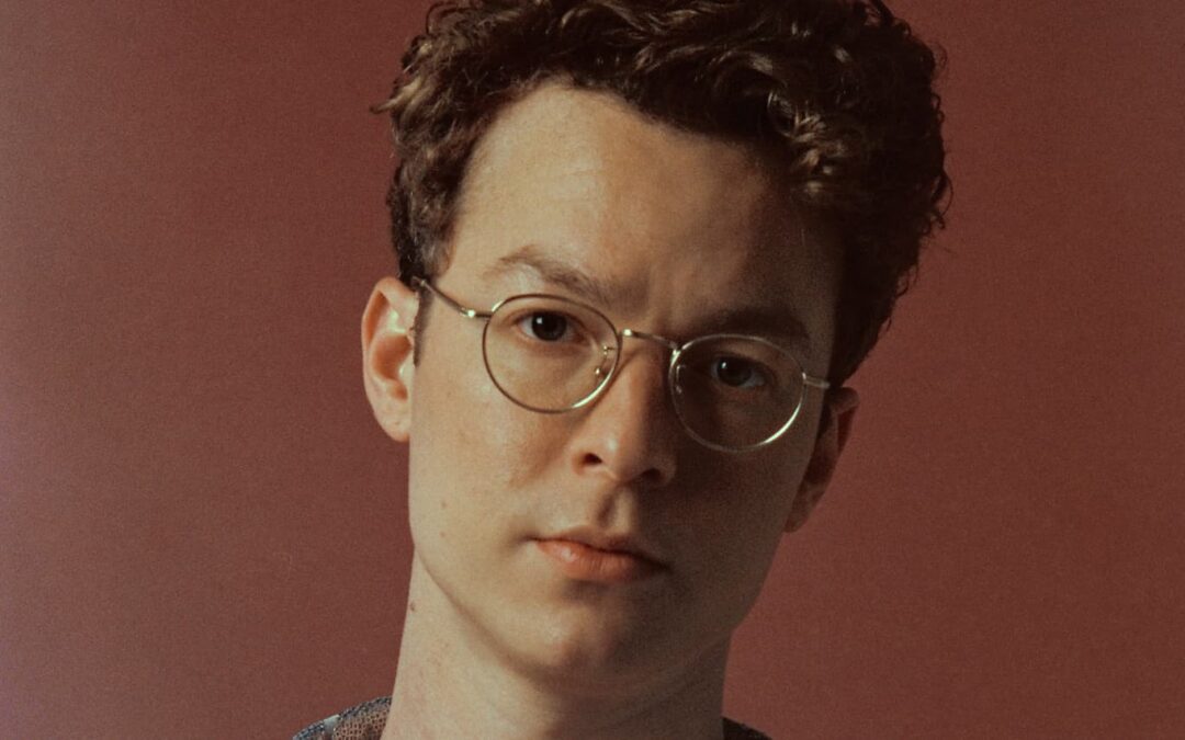 AYRTON MONTARROYOS REIVENTA CANÇÕES DE CAETANO VELOSO NO ÁLBUM “ALGUÉM CANTANDO CAETANO”. OUÇA
