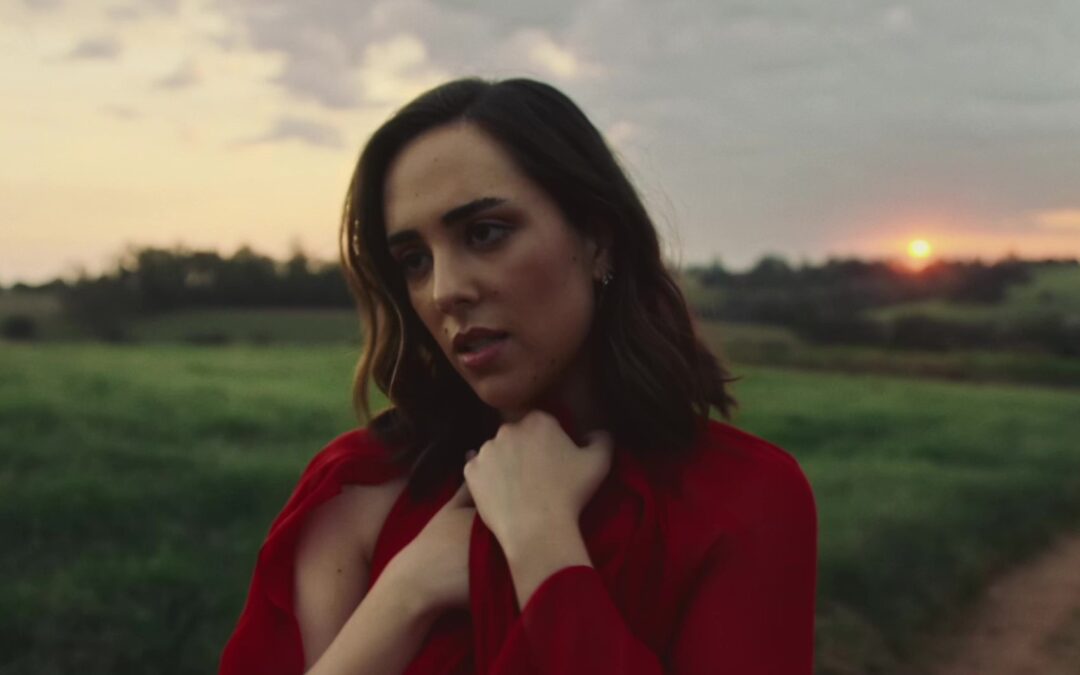 “DISTRAÇÃO”, NOVO CLIPE DE LARA, FALA COMO OS DESVIOS COTIDIANOS SE ACUMULAM AO LONGO DO TEMPO