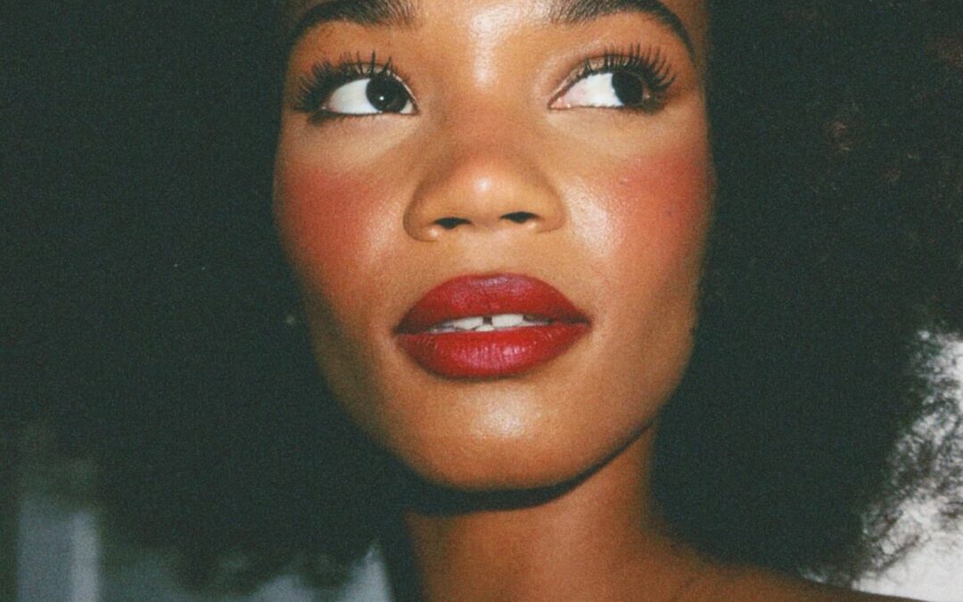 AGNES NUNES EXPLORA VÁRIAS FACETAS DO AMOR E TRANSITA ENTRE A MPB E O R&B NACIONAL NO ÁLBUM “O AMOR E SUAS VARIÁVEIS”
