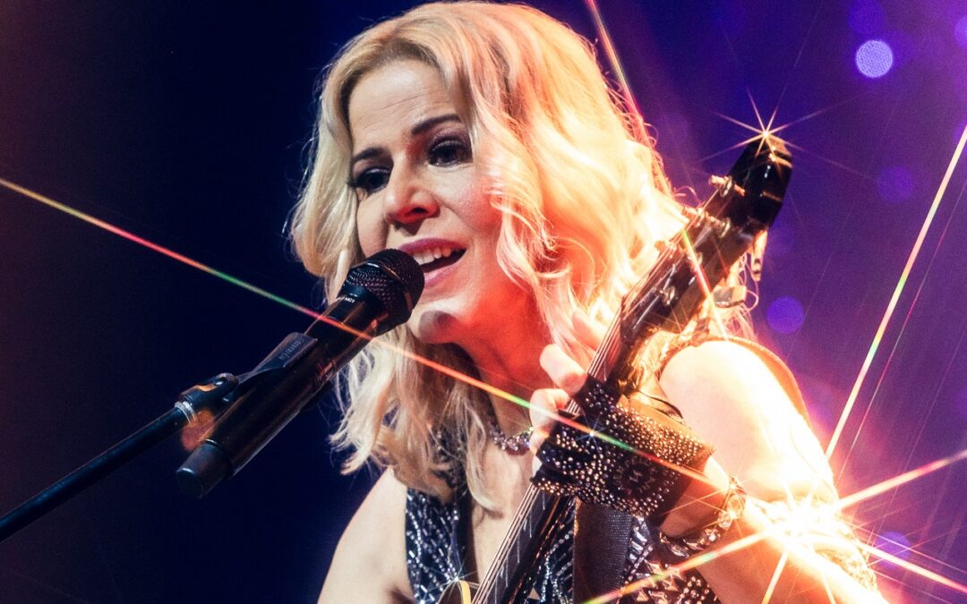 PAULA TOLLER CELEBRA 40 ANOS DE CARREIRA COM O ÁLBUM “AMOROSA” E PROJETO AUDIOVISUAL