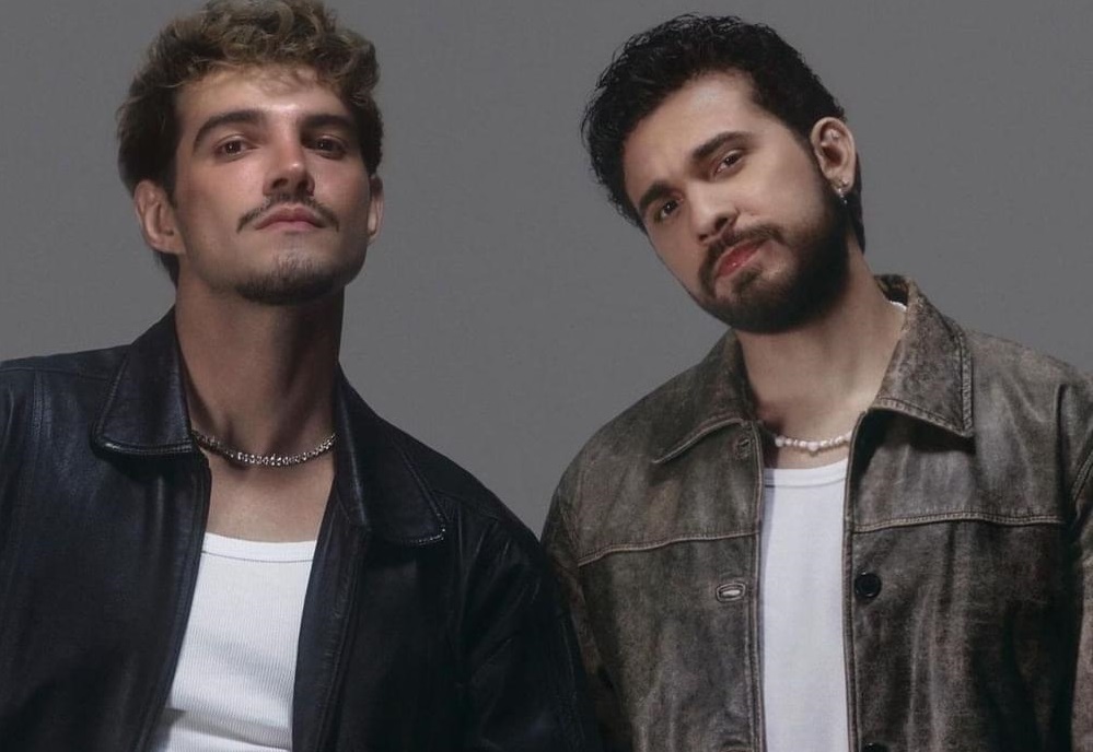 JÃO E GUSTAVO MIOTO UNEM POP COM SERTANEJO NO CLIPE AO VIVO DO SINGLE “MAL”