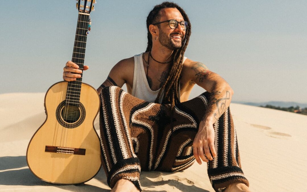 GABRIEL ELIAS VOLTA A ABRAÇAR SUAS RAÍZES MUSICAIS NO ÁLBUM “TROPICAL”